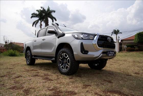 TOYOTA HILUX 2.8 D-4D TURBO DIESEL CD SRV 4X4 AUTOMÁTICO TOYOTA HILUX 2.8 D-4D TURBO DIESEL CD SRV 4X4 AUTOMÁTICO